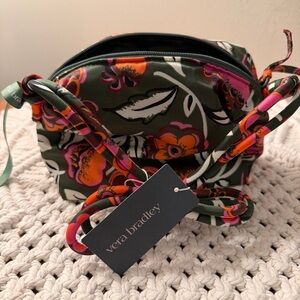 Vera Bradley NWT! ($60) Adorable Olive Floral “Blake” Crossbody